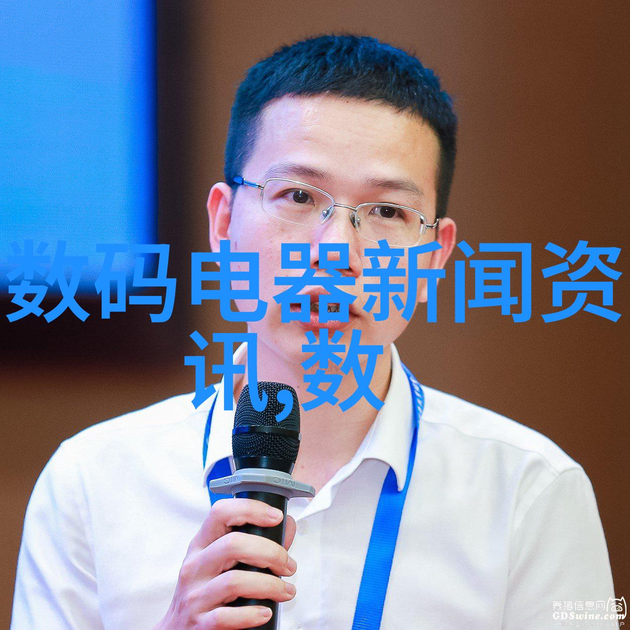 家庭客厅装修效果图中壁纸与墙面涂料相结合的技巧是什么