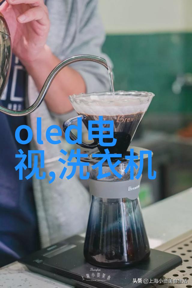 学长背后的字海沉默的笔尖与温暖的光芒
