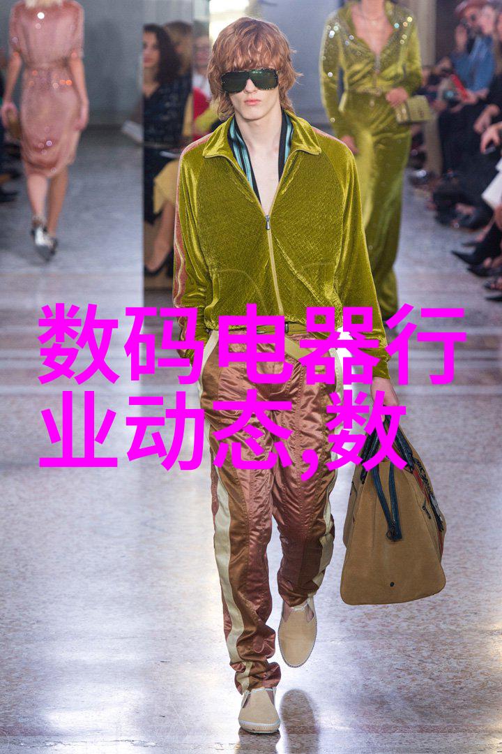 红衣长发飘逸金钗摇曳美艳长公主在宫殿中轻盈地行走她的存在仿佛点亮了整个空间的光芒她的笑容温柔而迷人如