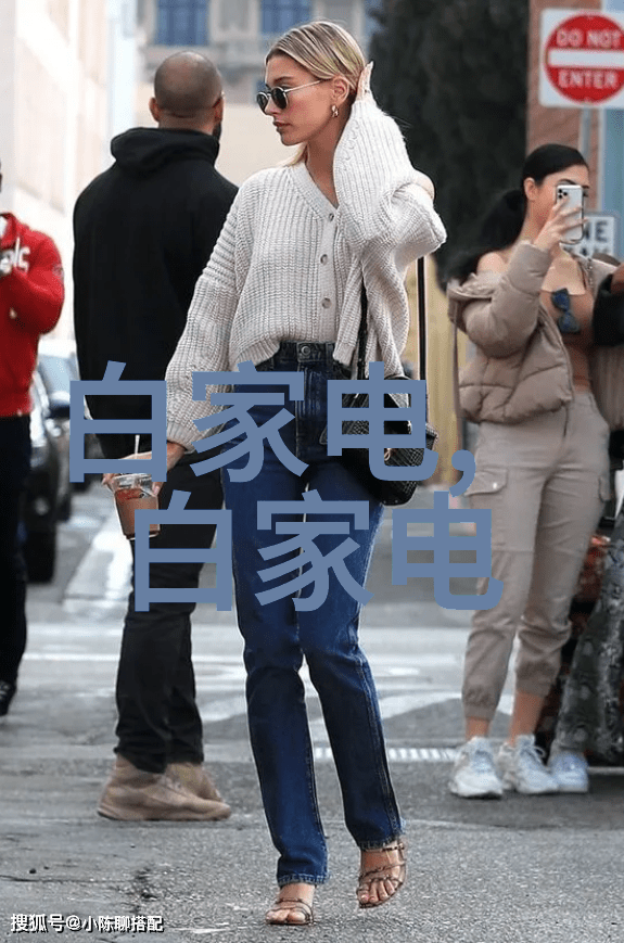 夏日甜蜜女人迈开腿让男生吃草莓的温馨故事